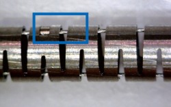 βチタンパイプにレーザー加工を施しワイヤーガイドリングを溶接。二九精密機械工業